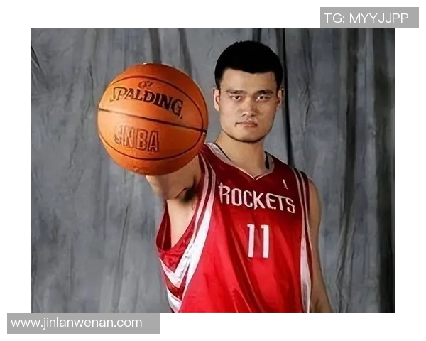 赵本山与姚明同台演绎幽默与篮球的完美结合引发全场欢笑与热烈掌声 赵本山与姚明同台演绎幽默与篮球的完美结合引发全场欢笑与热烈掌声